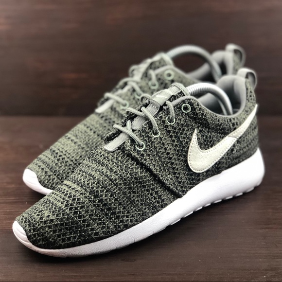 Nike Shoes - NEW Nike Roshe One